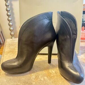 Jessica Simpson -Allest black booties size 9